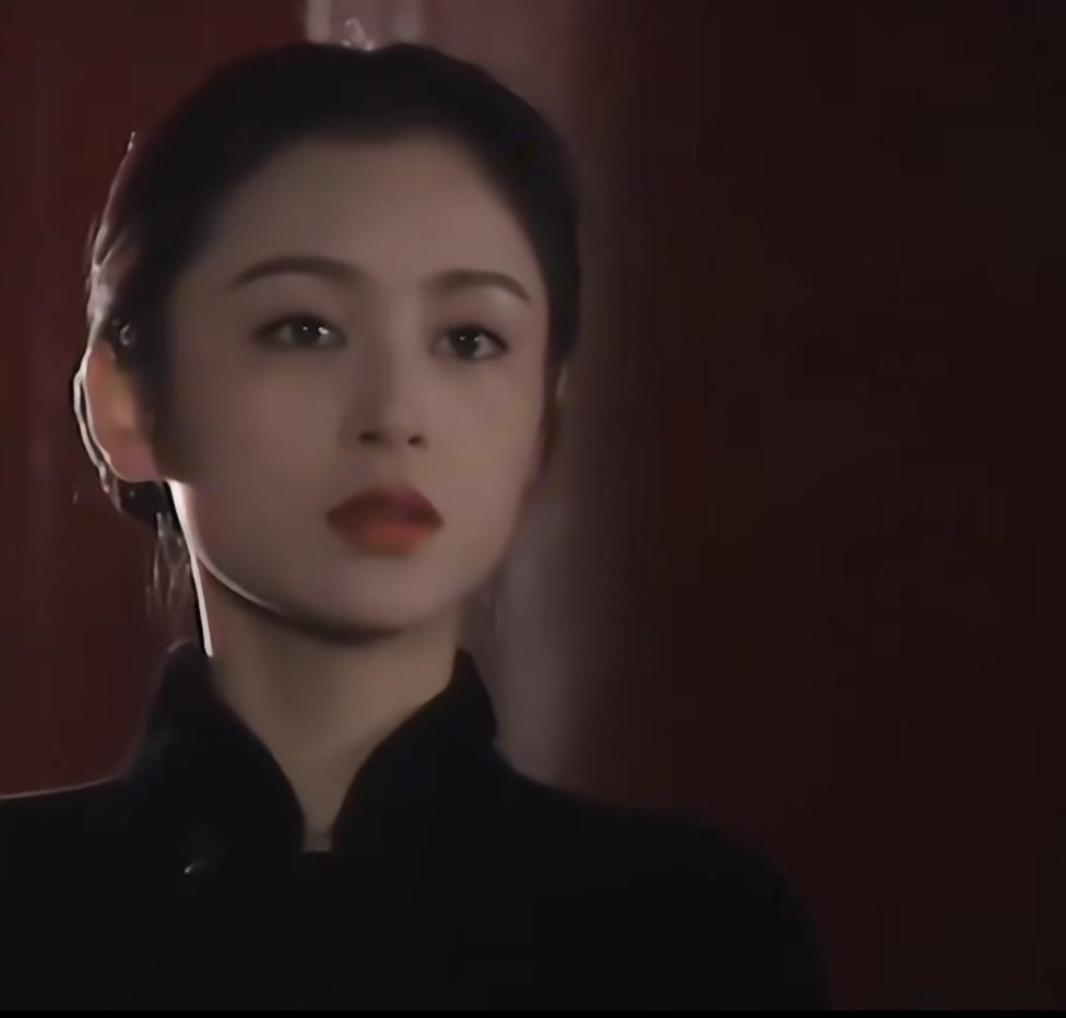 中式美女没人比陈红诠释得更好，
一件黑色立领偏襟儿中式衫简单盘发，
素到一件首饰