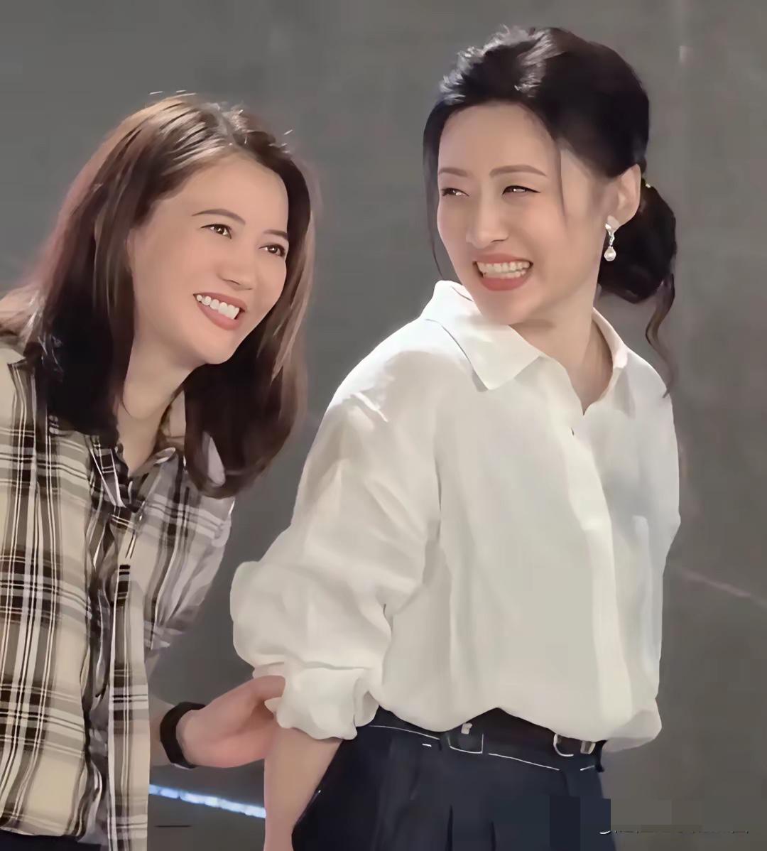 周涛58岁了还这么年轻，旁边女士是谁？