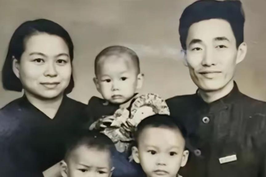 1947 年，中统特工陈梦麟酒后失言，拍着同僚张一锋的肩膀说：“这周五去大使馆抓
