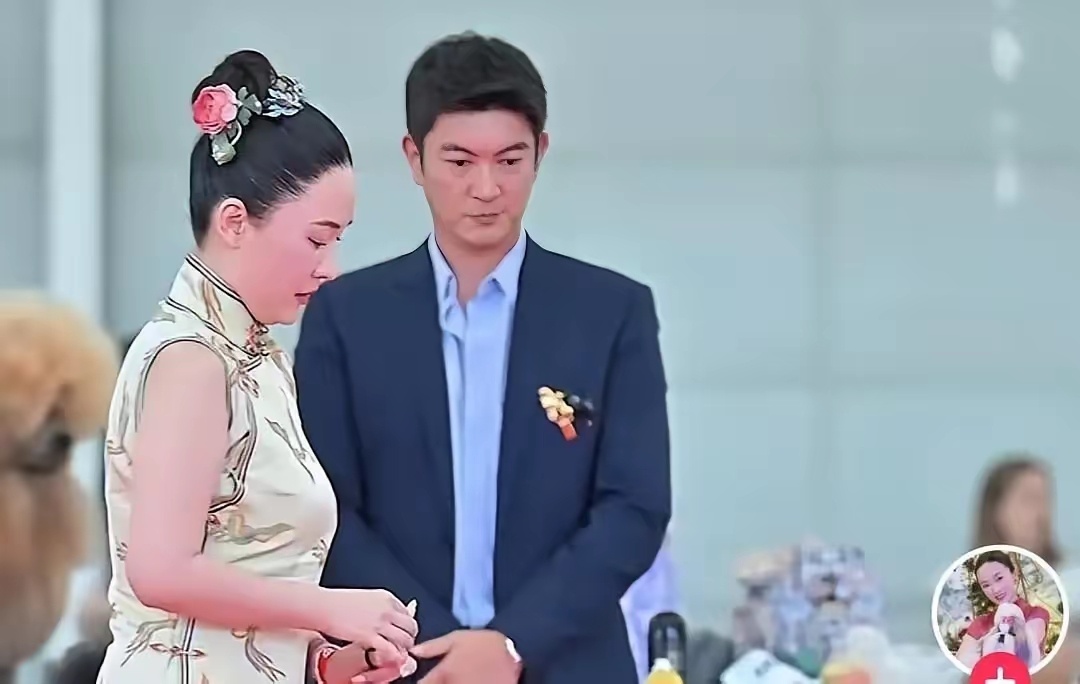 霍思燕赢了比赛，兴冲冲跑过去想抱杜江。杜江身体往后撤了半步。她脸上的笑，在那零点