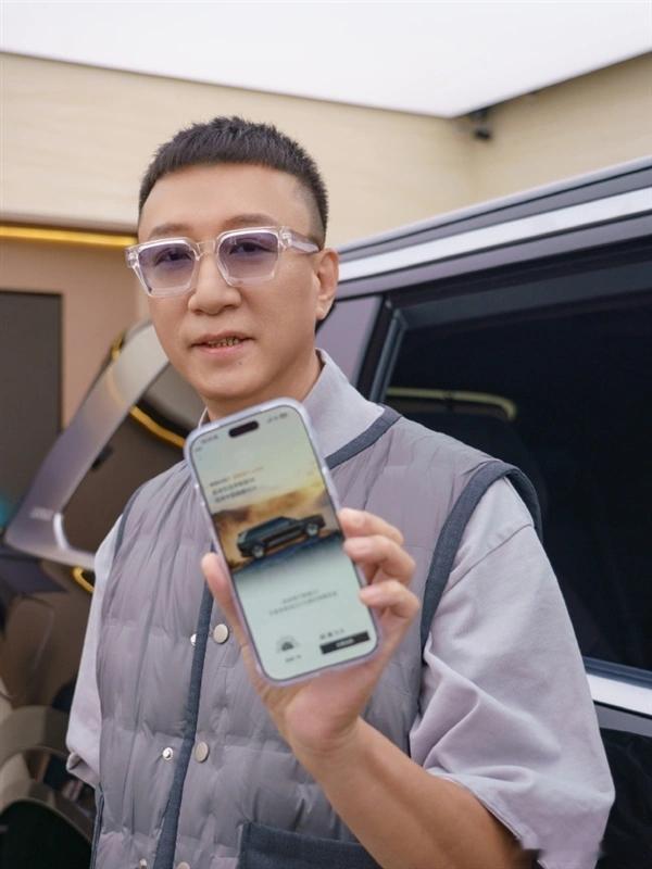 孙红雷体验极氪9X当场下单Hyper版：称其为代际领 先产品极氪9X今晚正式上市
