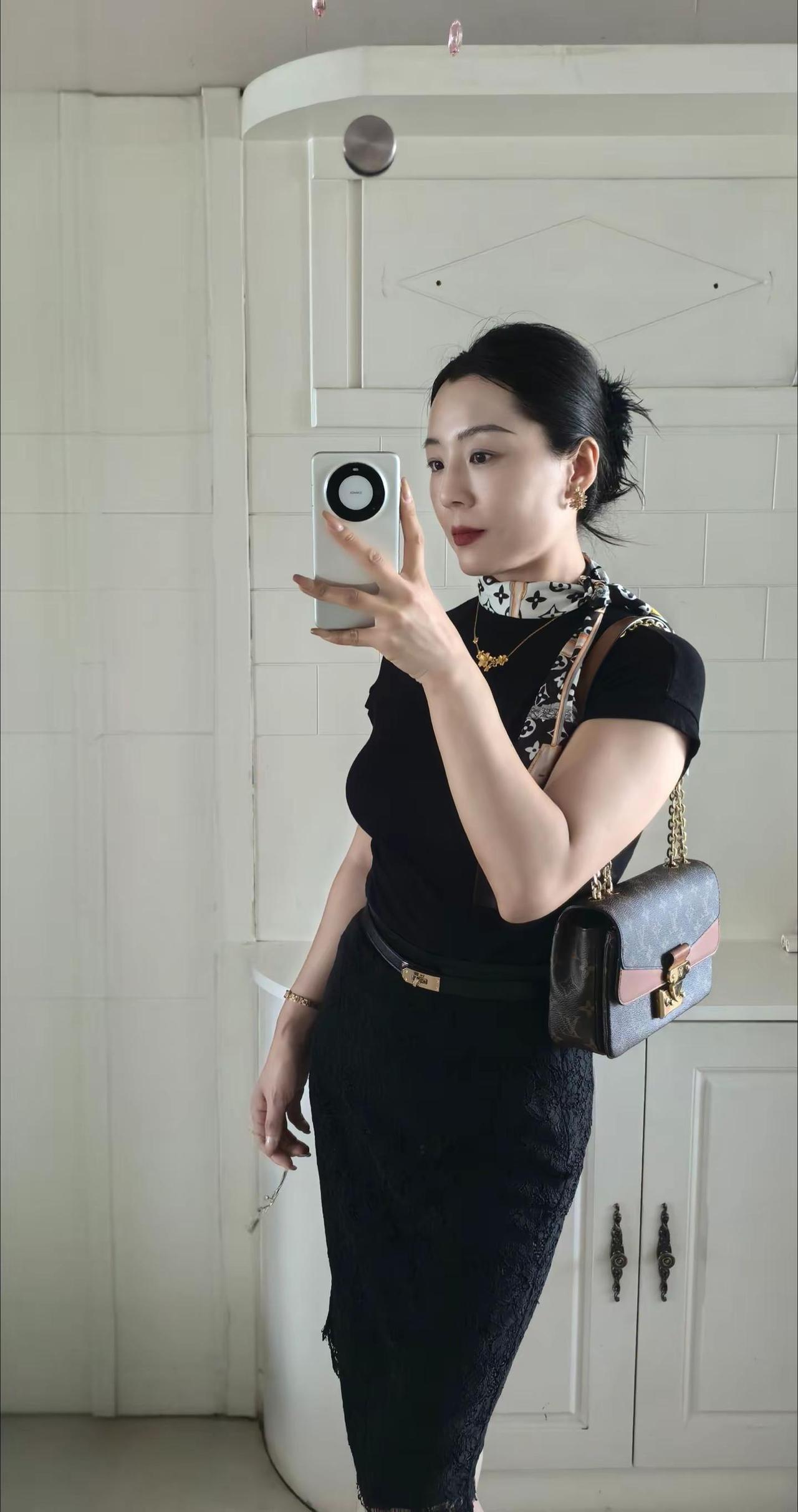 追风的日子我在风中流泪，又被风吹干觅爱的岁月我用爱意触及，又将爱模糊即便山川前你