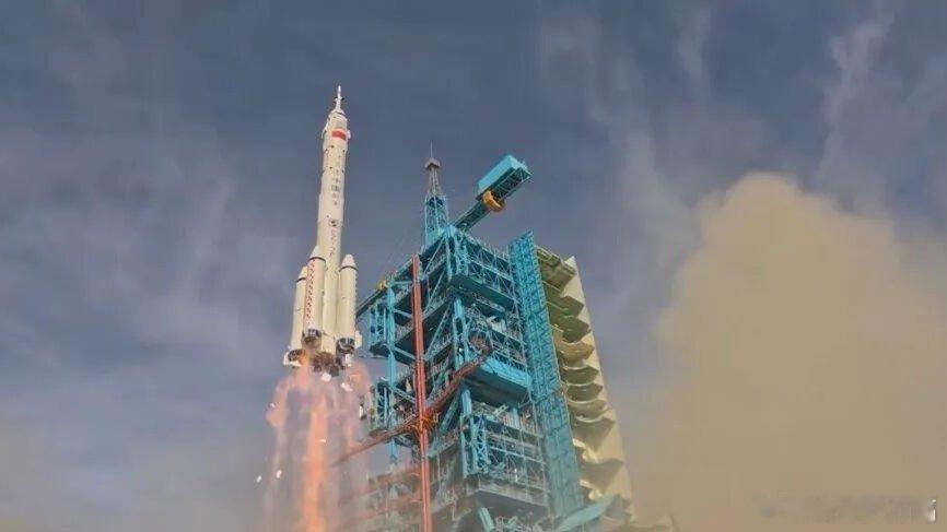 凤凰新闻【首度披露：中国载人航天首次应急发射经历了什么】编辑|杨家瑞2025年1