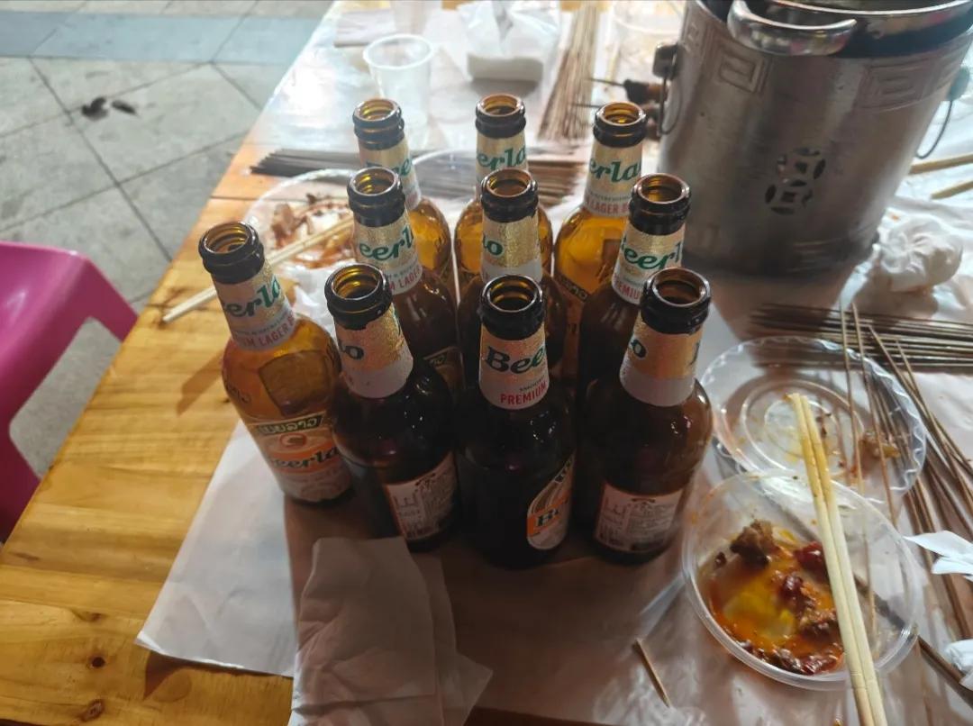 傍晚我喊带着智障儿子在版纳卖房子的佳木斯女人小敏，撸了点傣味串，一家喝了五个老挝