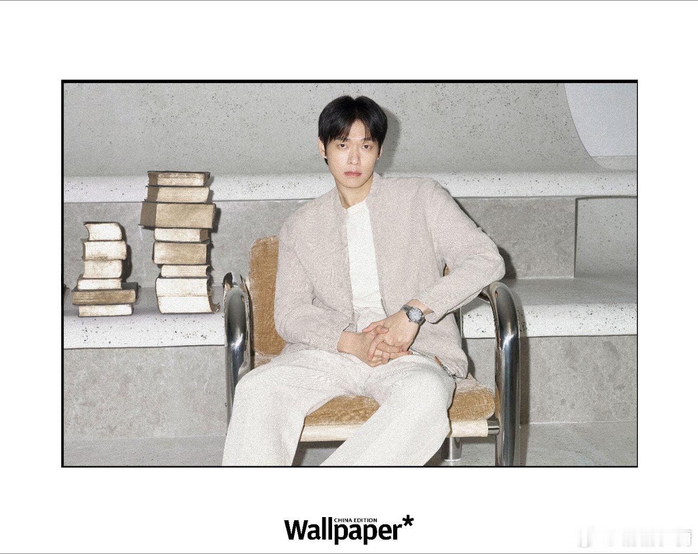 金属铠甲与皮革长靴共舞，光影在阶梯切割出时空裂缝 古籍摊开时，骑士的倒影正偷吻书