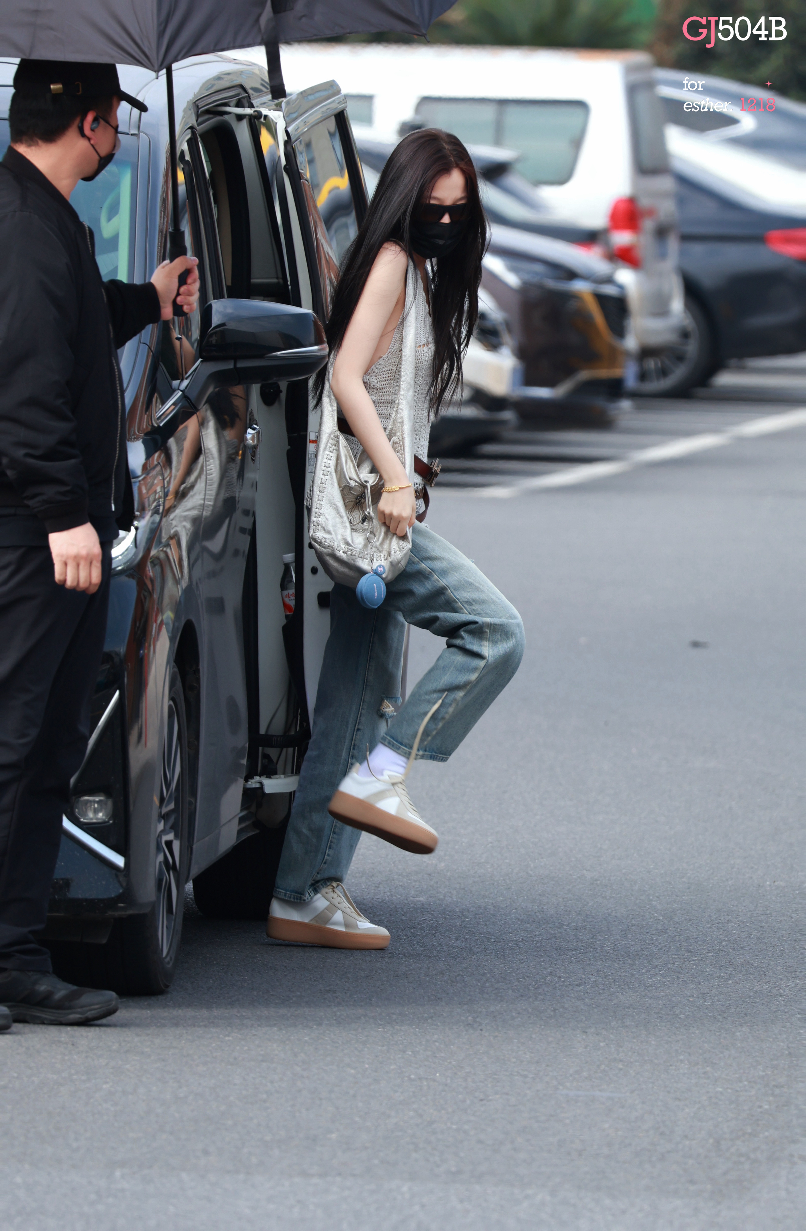 虞书欣一键快进到夏天  虞书欣今日上班路透来啦！白色针织无袖露背造型清新时尚，和