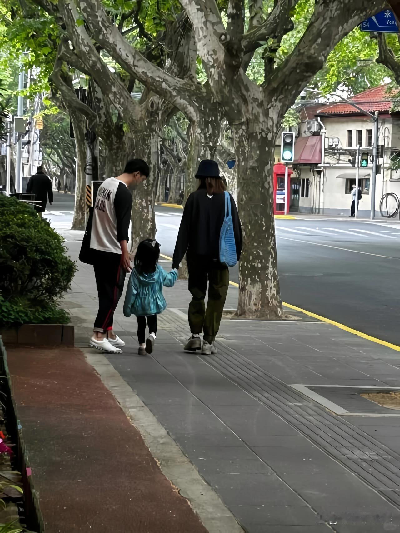 演员王阳接3岁女儿放学，女儿的高颜值和高斯的高瘦时髦造型引发了网友们的热议。
当