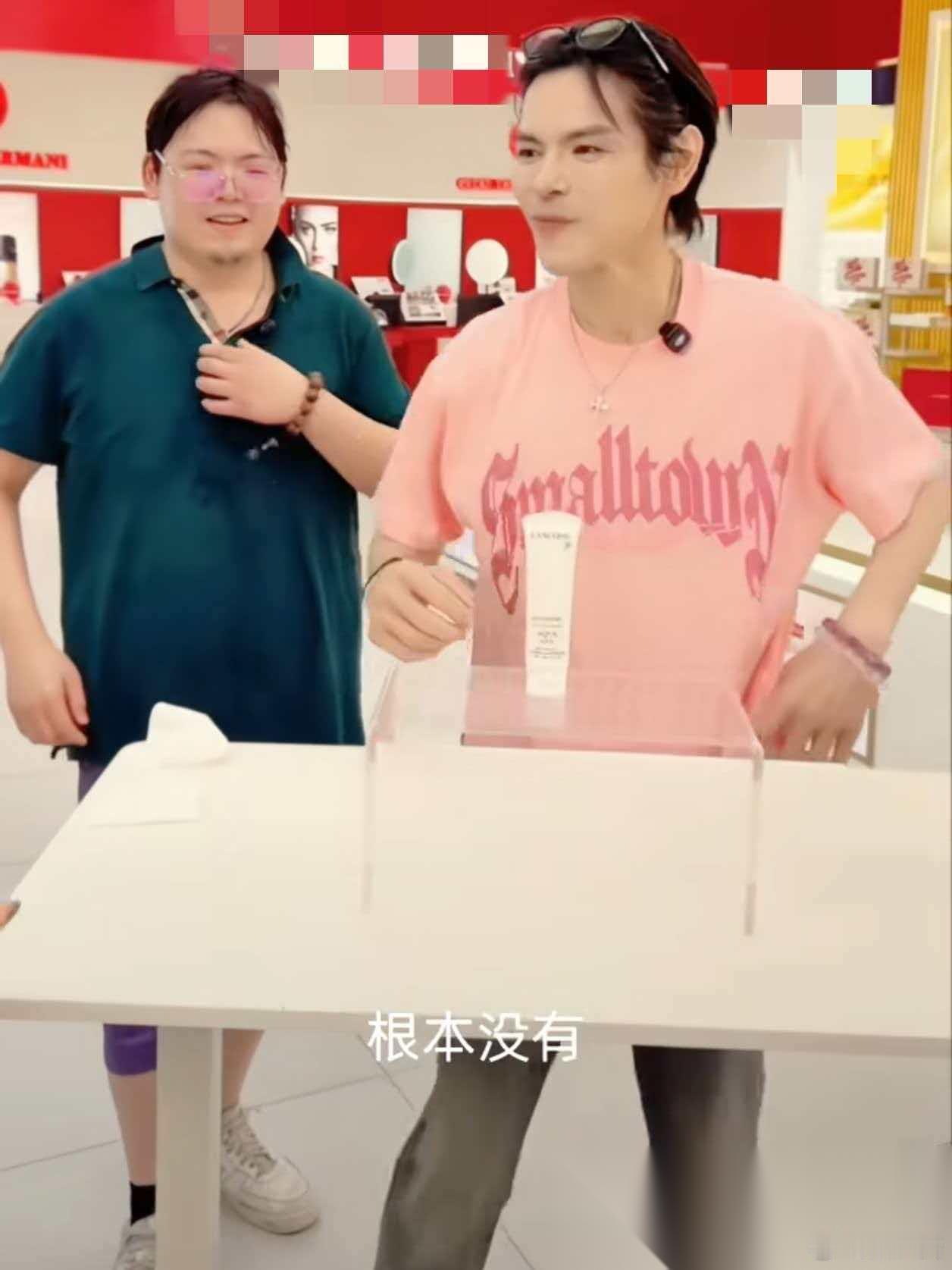 果然贫穷限制了我的想象， 有人说向佑可怜，穿的衣服像地摊货，鞋子也脏兮兮的，我特