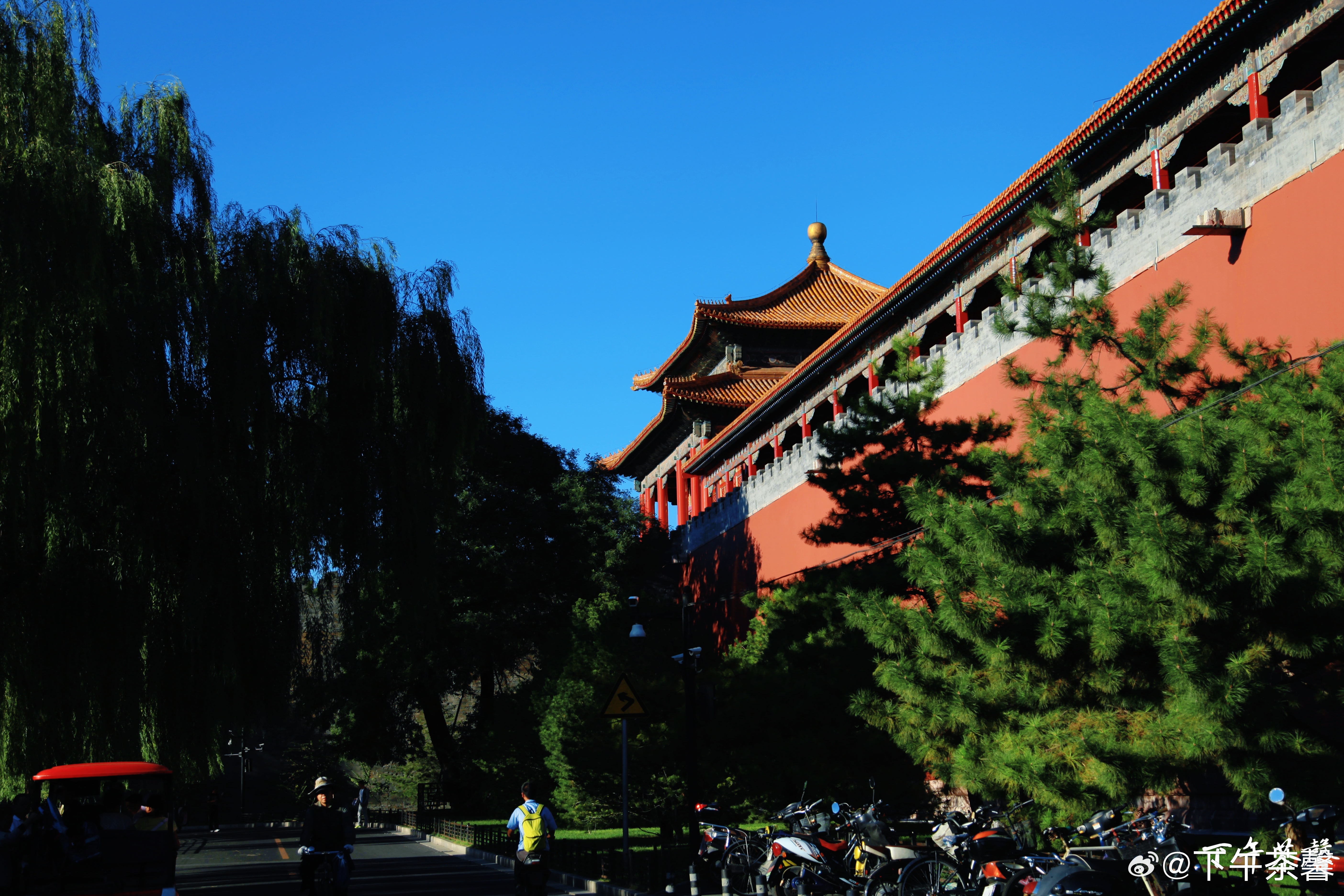 【北京故宫筒子河】筒子河是紫禁城的护城河，始建于明永乐年间，环绕故宫城墙，全长约