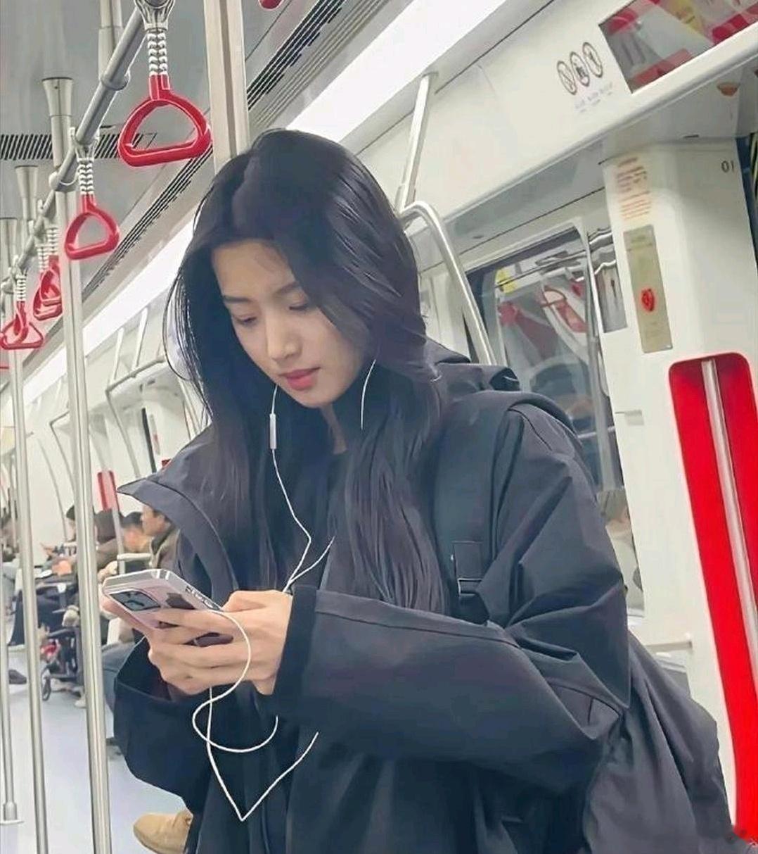 这个女孩子好漂亮，侧脸长得还有点像卢昱晓 ​​​