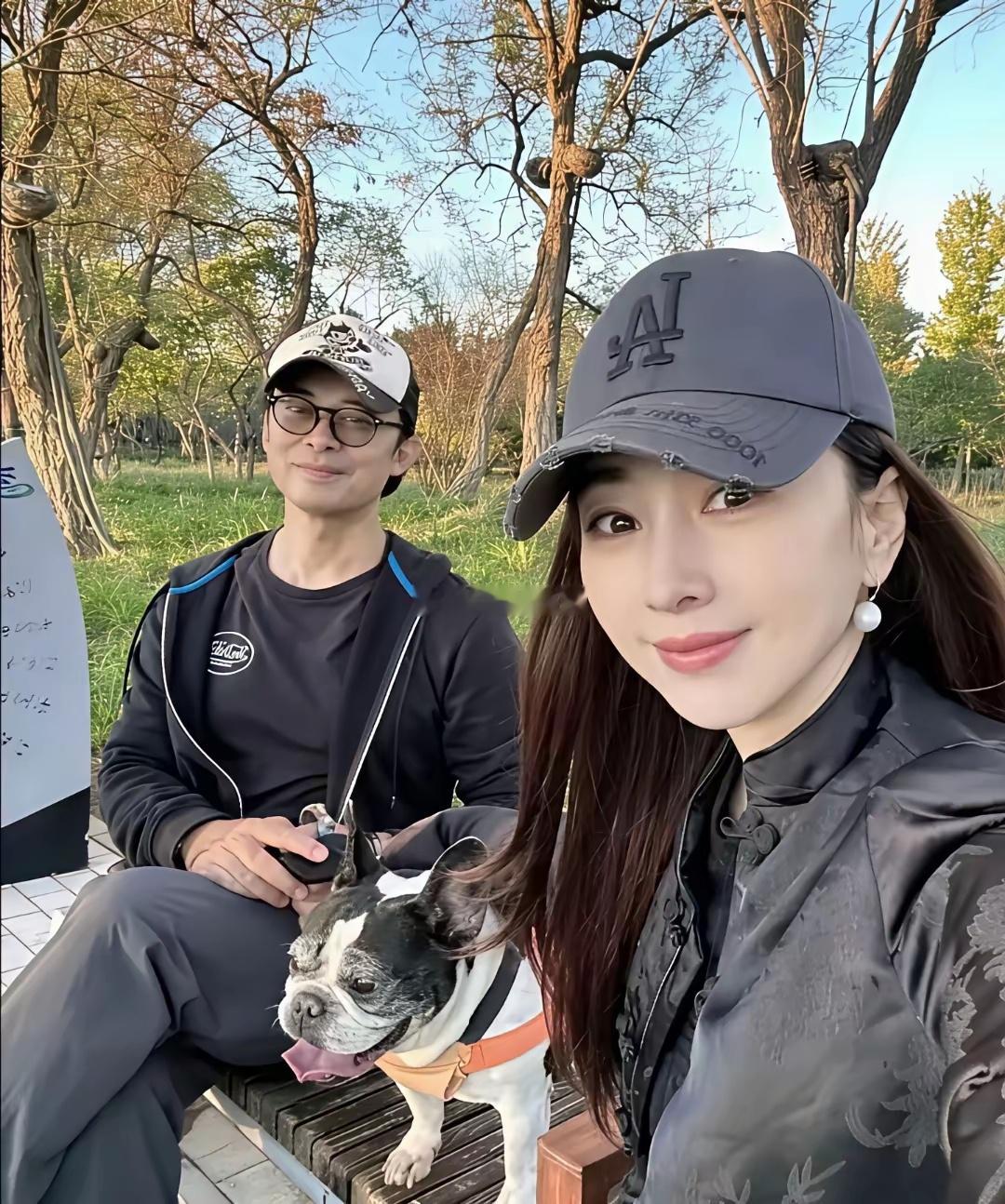 53岁樊少皇带俩女儿公园遛狗体态挺拔没发福，大女儿神似贾晓晨！ ​​​