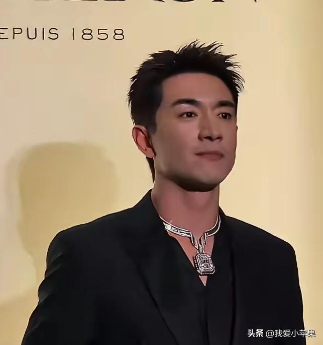 咱就说宝诗龙的发布会上，林更新的表情咋跟这位壮士有些像呢？
宝宝面对打针的疼痛露