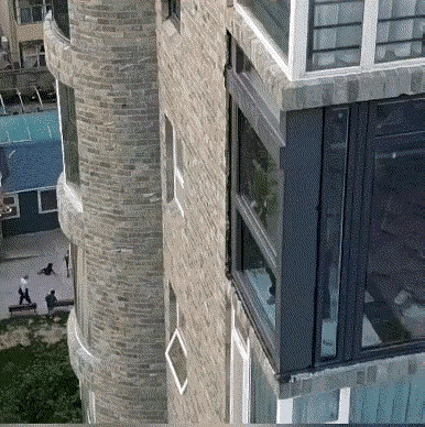 我们小区里的一户人家，
自己装了个可伸缩的移动阳台，
向外借了一点空间，
物业也