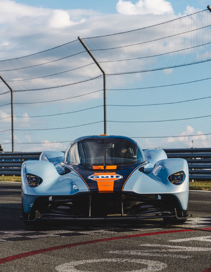 这台定制阿斯顿·马丁Valkyrie直接把颜值拉到天花板！经典海湾石油配色上身，