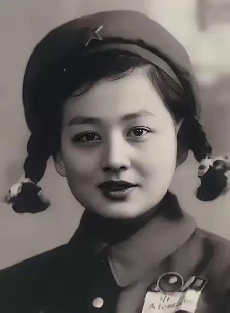 1953年，一名从朝鲜战场归来的女志愿军战士，在沈阳换乘时拍下一张照片。照片中的