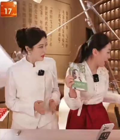#曾黎直播到一半灯塌了#曾黎直播到一半的时候，后边的补光灯直接塌了。这也太突然了