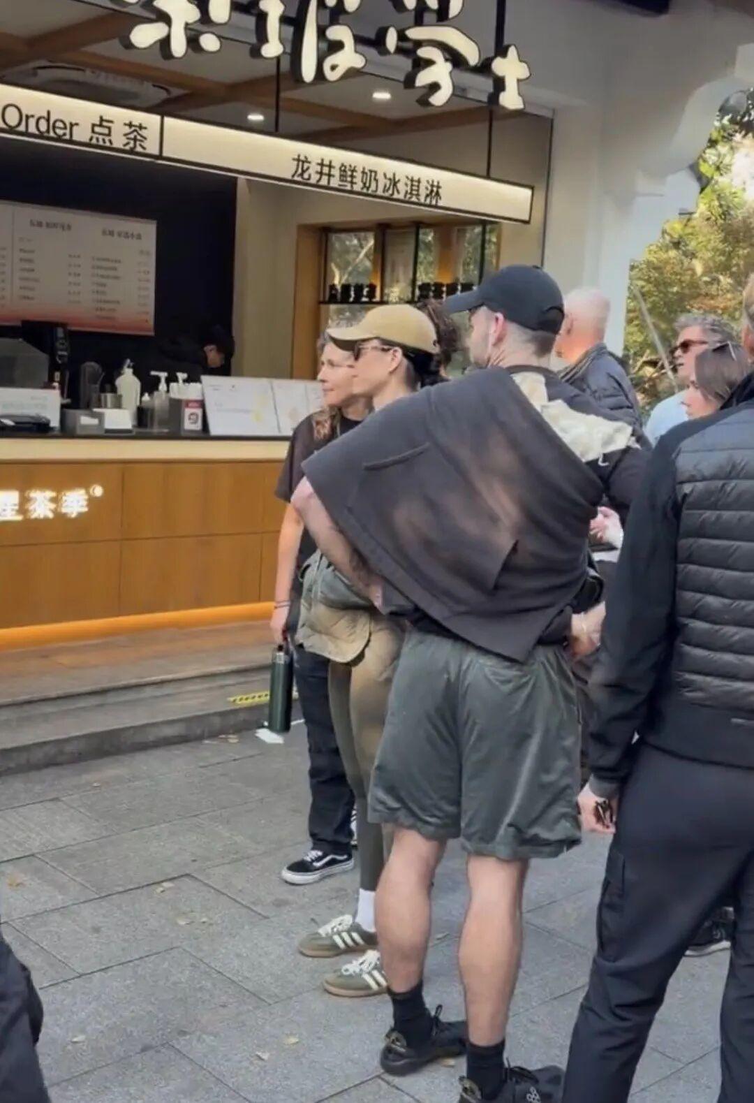 网友在杭州街头的一家奶茶店偶遇 Katy Perry 正在排队取单买奶茶！
原来