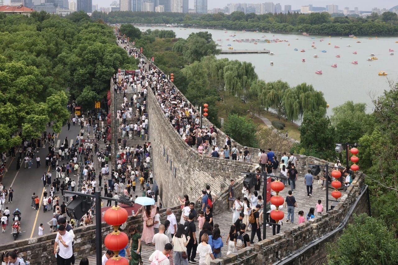 2025年国庆中秋假期全国国内出游数据创新高

2025年国庆中秋8天假期，全国