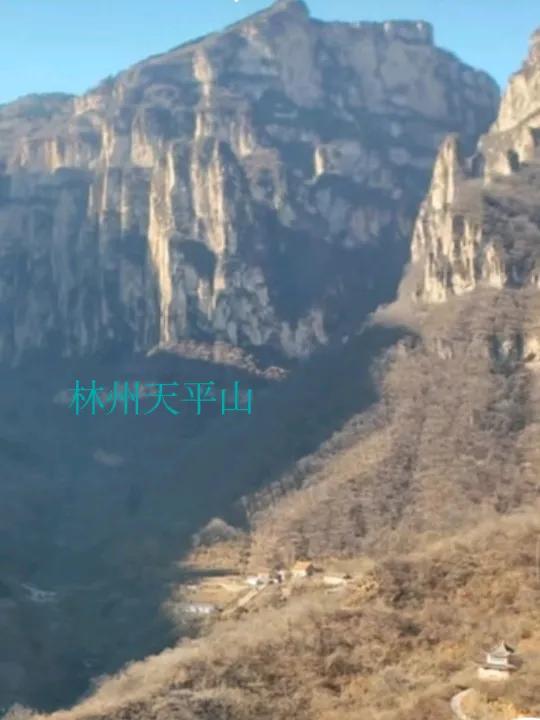 二龙洞位于河南林州天平山，天平寺东两公里半山腰上,洞高4~5m，宽4m，深度10