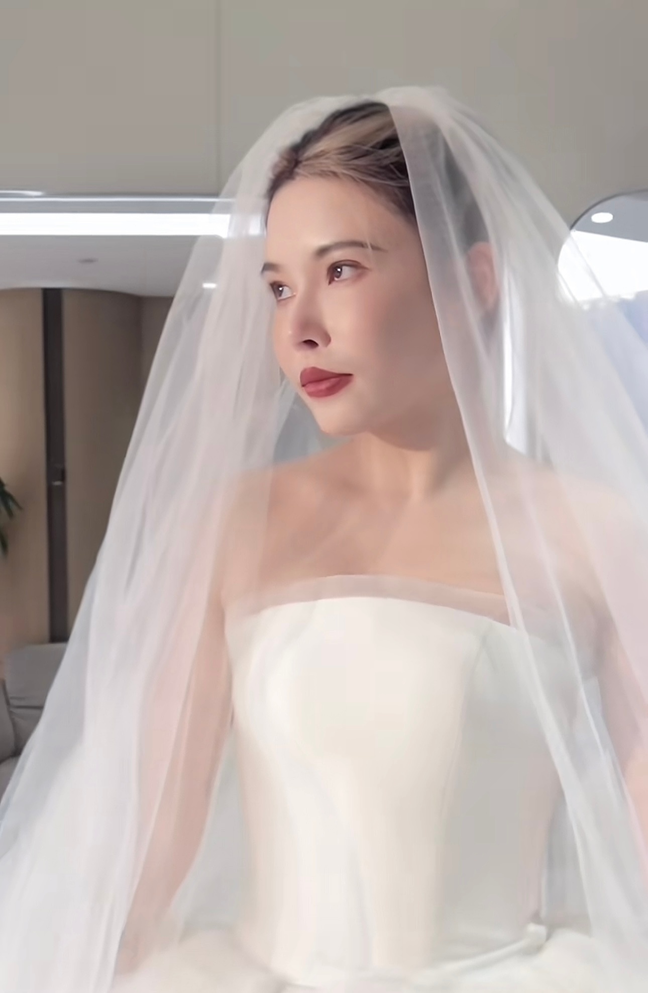 葛夕离婚后穿上了婚纱  葛夕离婚后给留几手打工 谁说一个人不能穿婚纱的，葛夕离婚