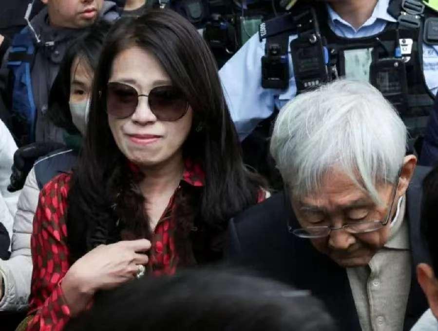 黎智英老婆李韵琴，与同伙陈日君，现场旁听黎智英被判20年，二人走出法庭时，面露伤