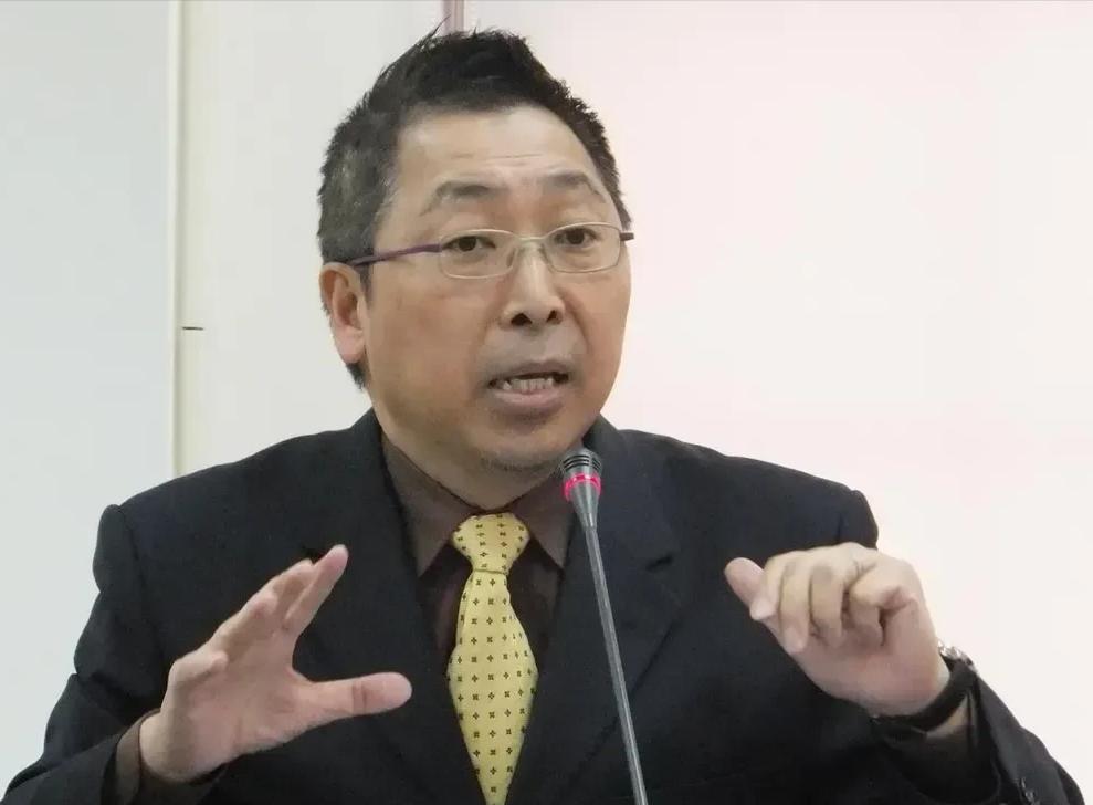 台湾名嘴唐湘龙说:有人问这次郑丽文到大陆为什么没有铺红毯迎接？这是因为台湾和大陆