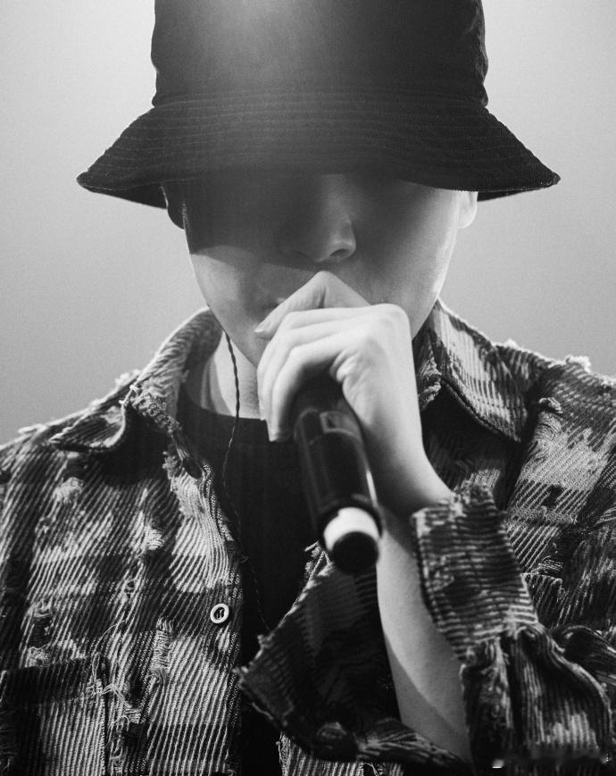 张子豪巡演OutsideIsLava谁在现场谁知道！张子豪摘帽后超显清爽唱rap