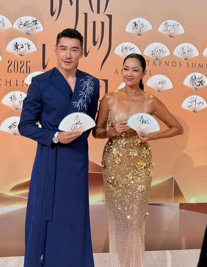 今天胡兵和瞿颖亮相时尚中国之夜，两位都搭配的很有古典风韵，站在一起还格外的般配。