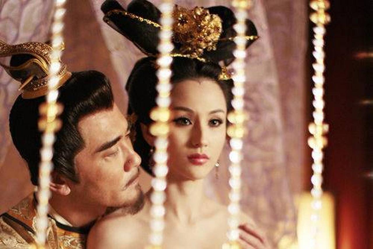 1582年，李太后得知身边的宫女怀有身孕，恼羞成怒，命人将宫女乱棍打死，此时，宫