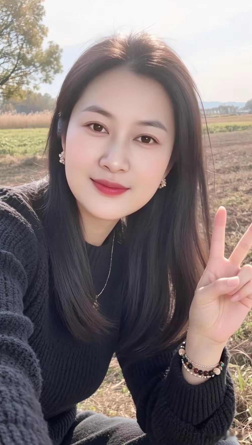 我有一个很奇葩的男同事。
他们夫妻俩都是老师，家底厚实，有一个女儿，在城乡都有房