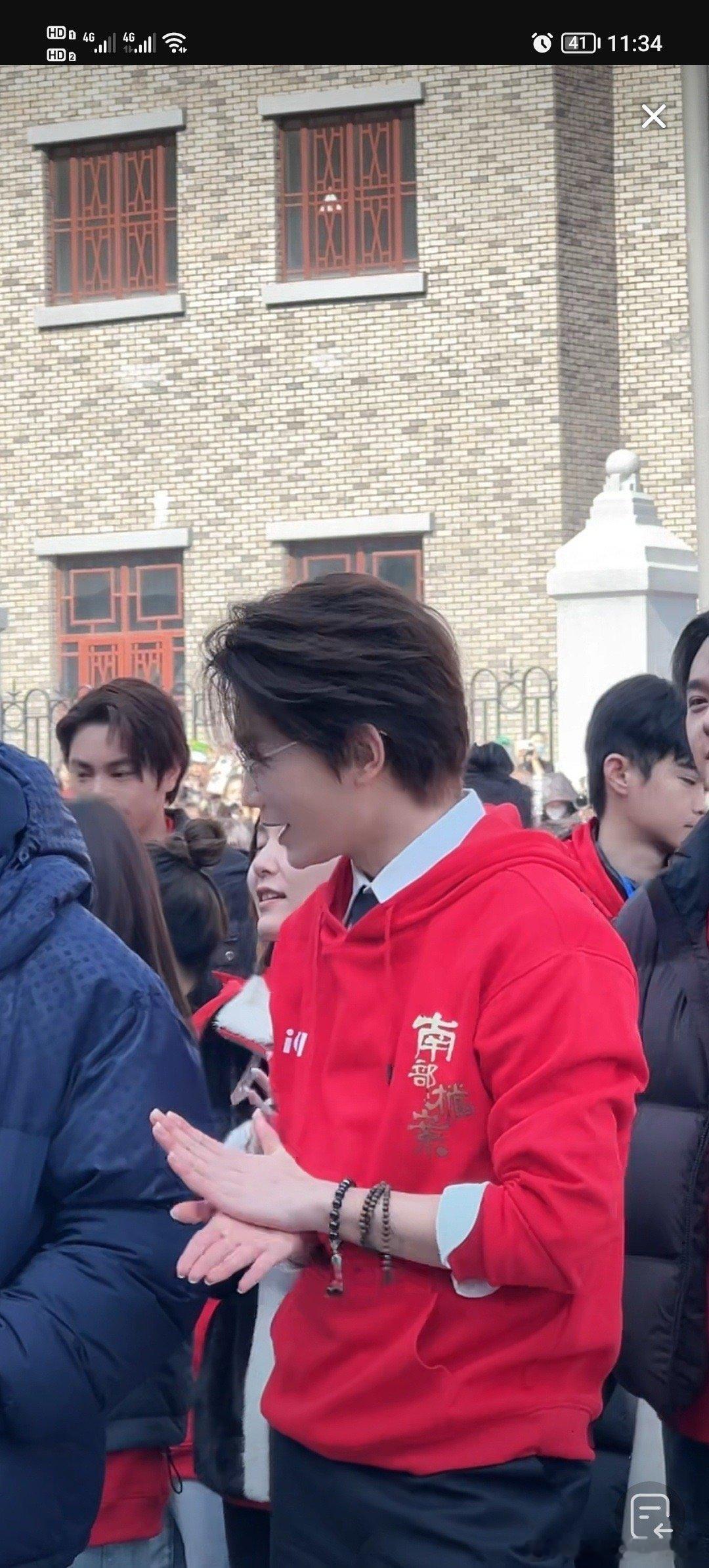 丁禹兮红卫衣背头 果然红气养人，穿着红色更帅了，这个背头也鲨疯了[赢牛奶]小丁以