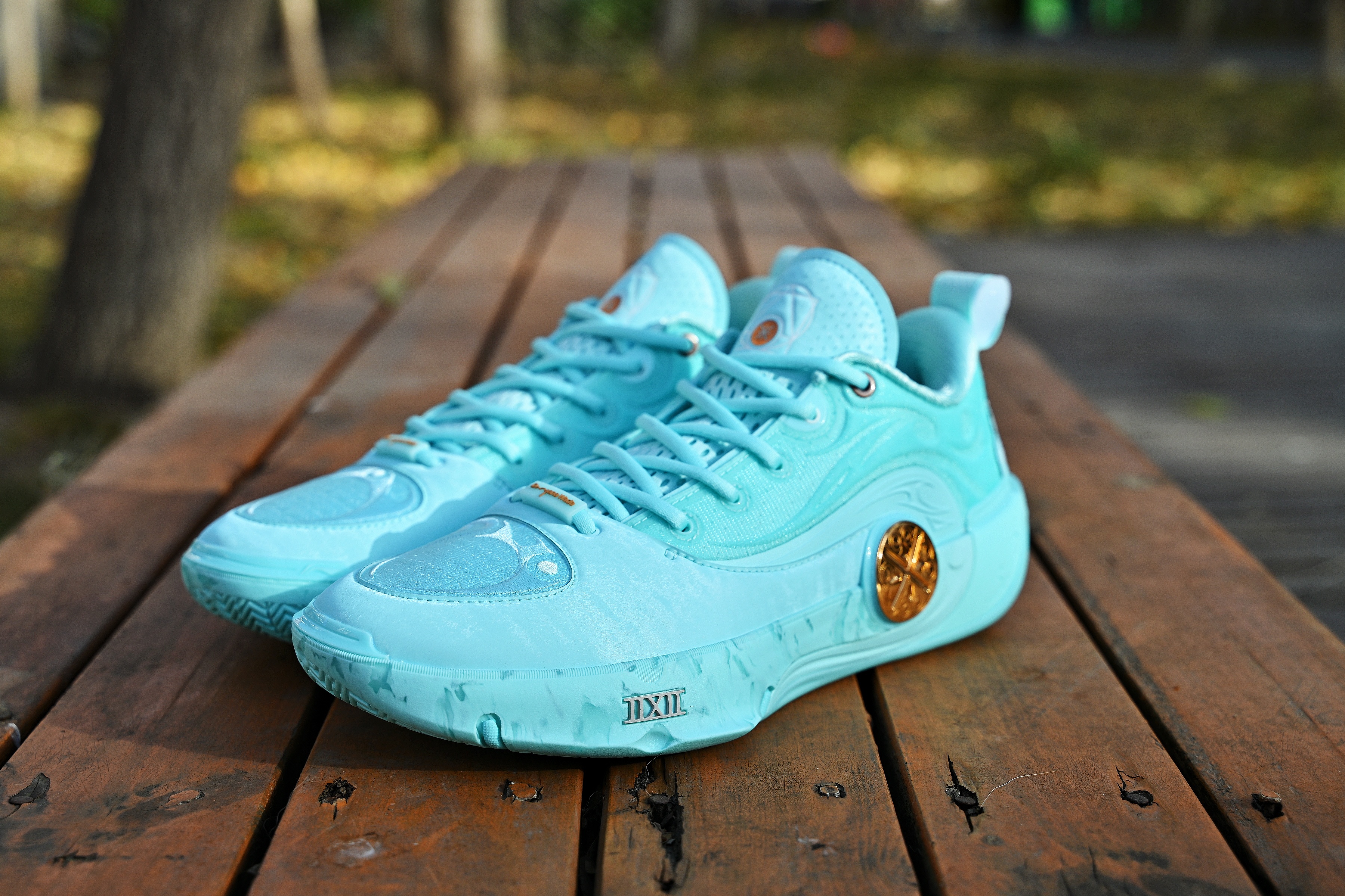 和之前的发布会不同 韦德之道 12 在澳门时候就把不少配色公之于众了。 这双 “