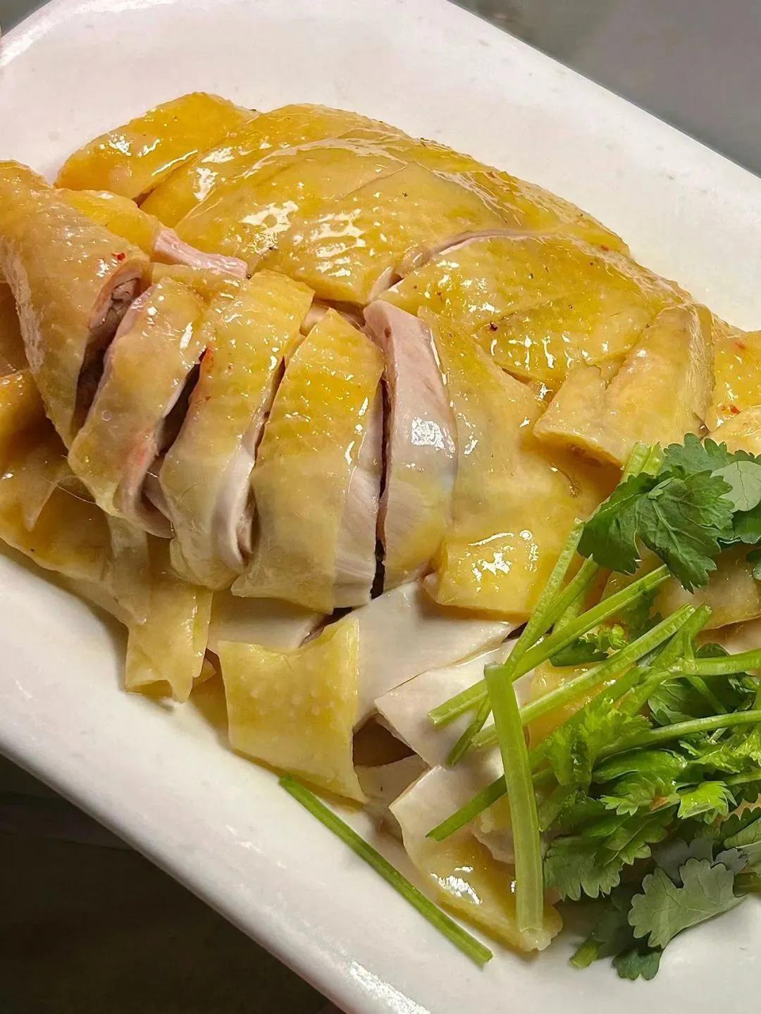 和我姐夫从广州回高州，他总是喜欢去小饭店点这几样菜式。

其一，白切鸡皮黄肉白，