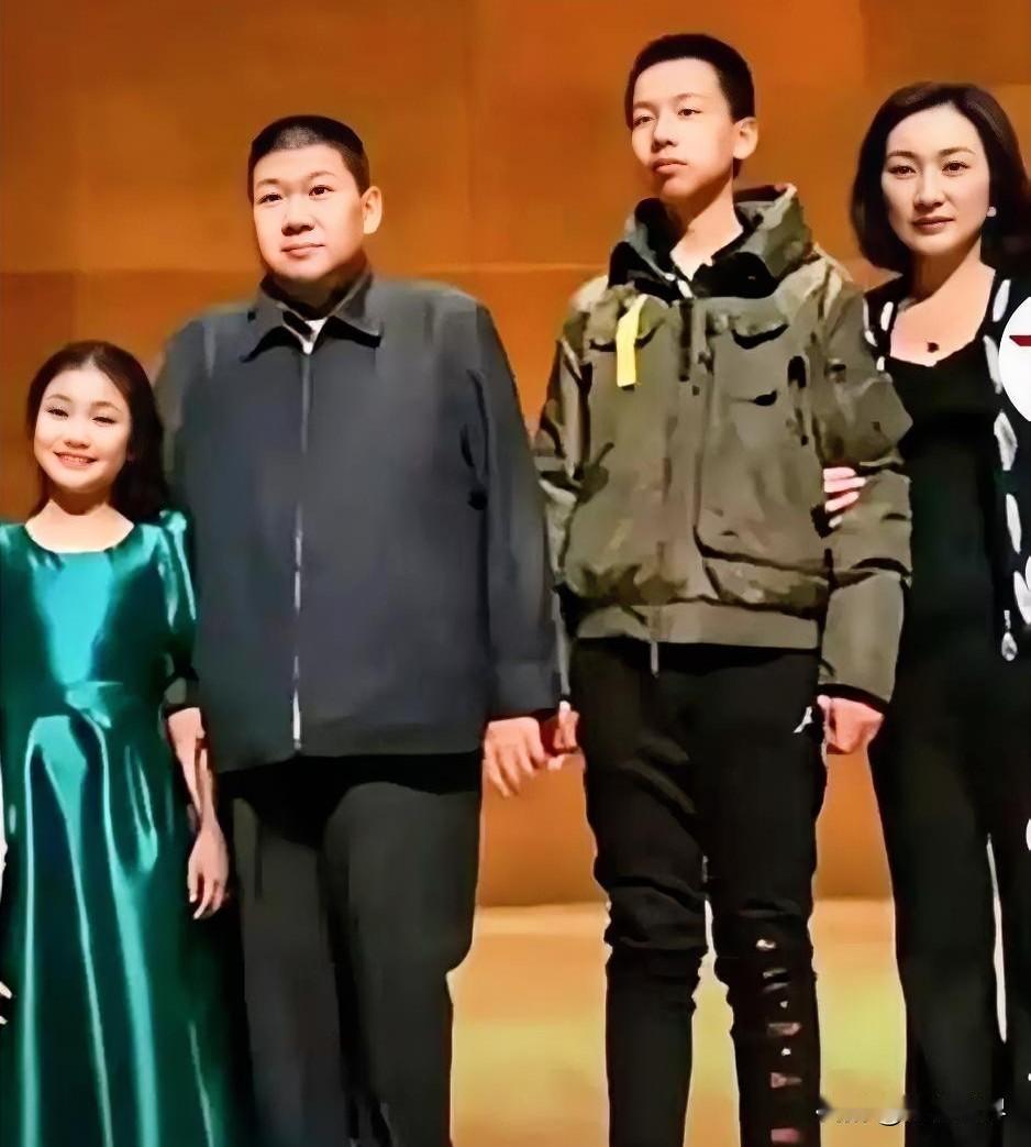 毛甜懿获得音乐金奖，爸爸妈妈还有哥哥到场，和她一起合影。毛甜懿喜欢弹奏《浏阳河》