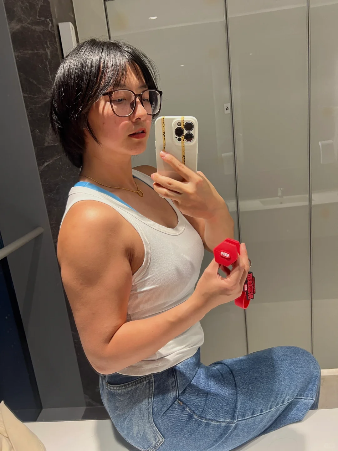 ⬅️左滑看健身女的肚腩