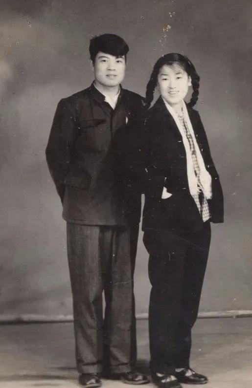 70年代，我爷爷奶奶在照相馆拍摄的一张结婚照。
那时候的人纯朴，老实，牵了手就是