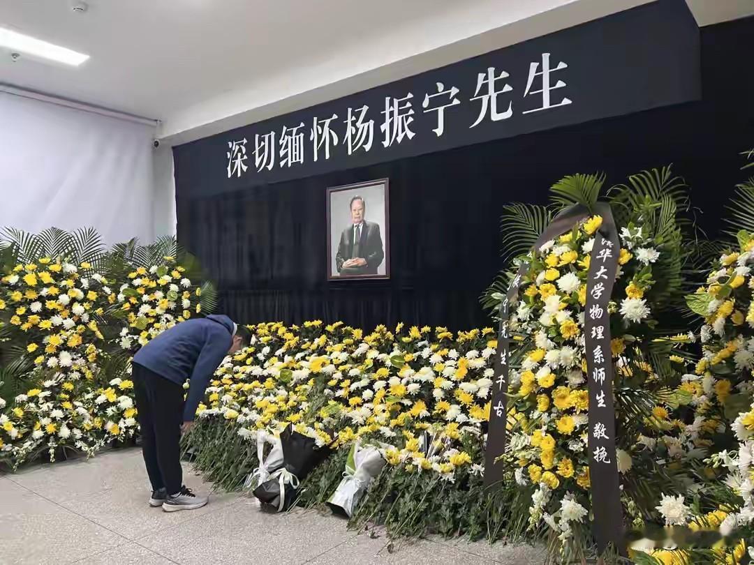 先生是个了不起的大人物！
无论是事业、爱情还是寿命，杨振宁的一生都“近乎完美”。