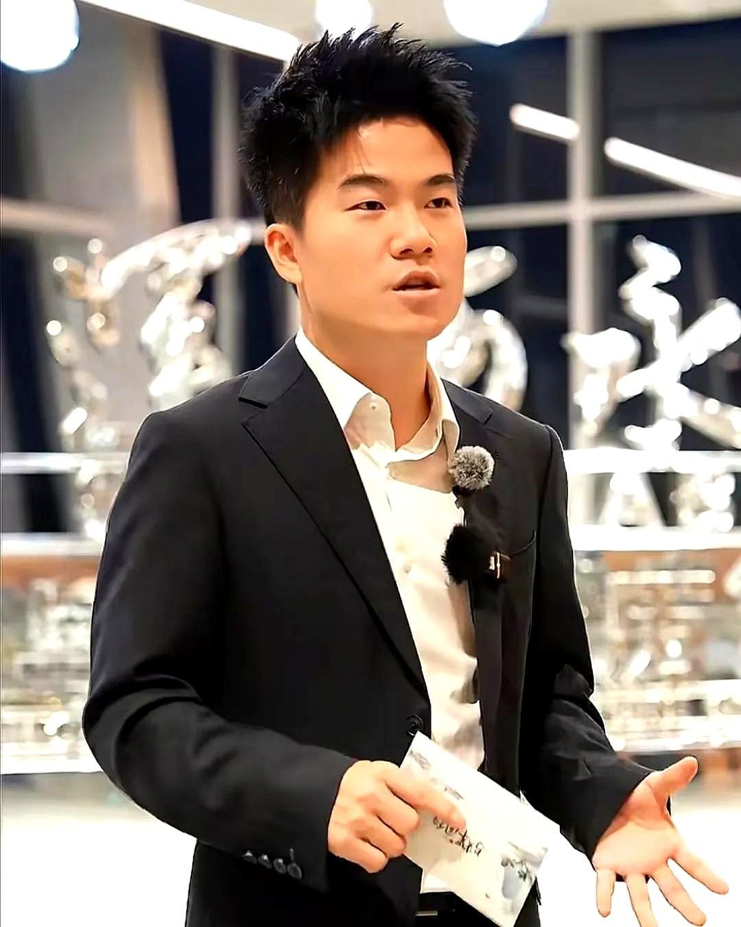 仔细查了一下才知道

真是让人震惊啊

公司的每个员工都说董宇辉跟表面上的完全不