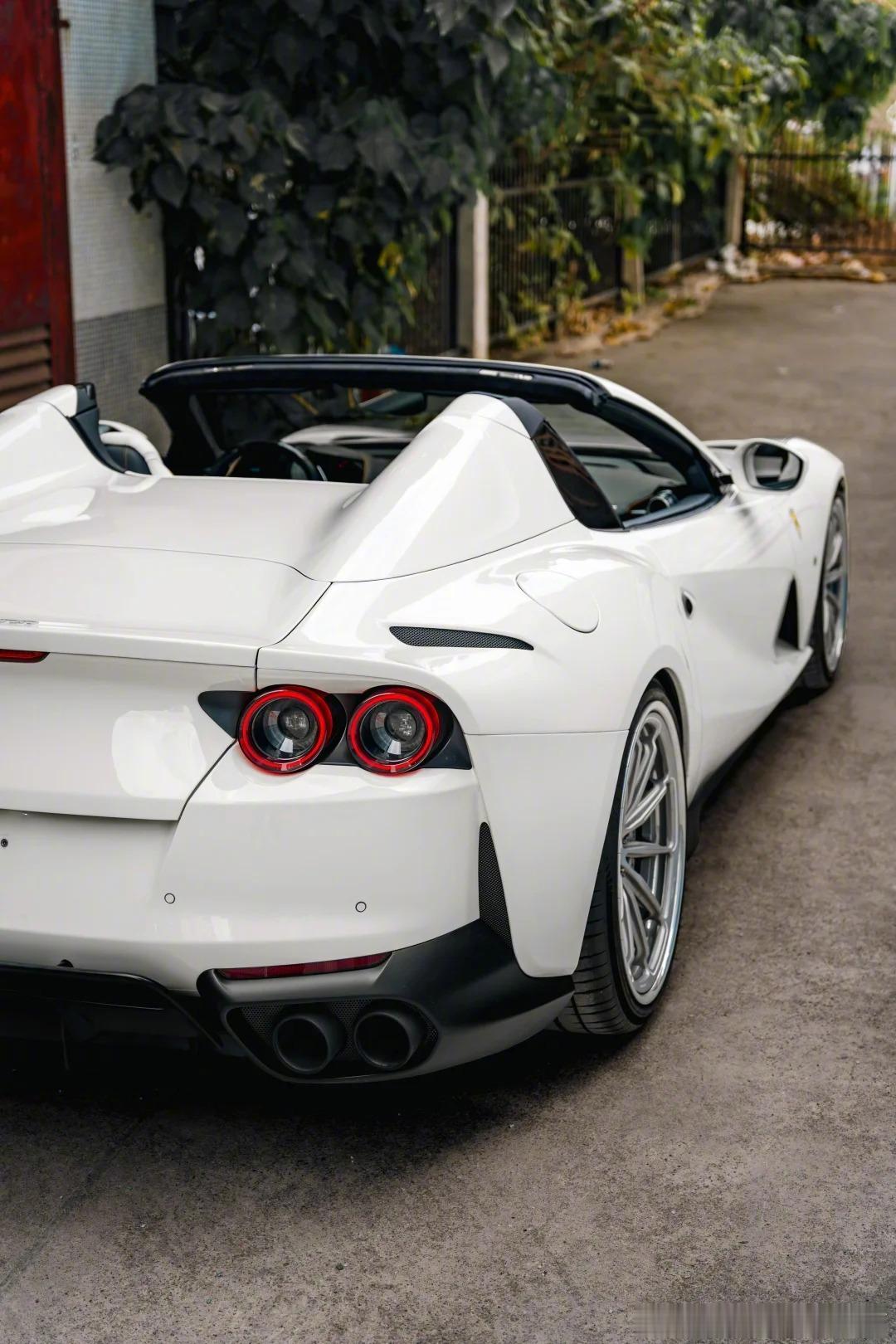 纯白烈马 812GTS，白外白内，V12🤍 