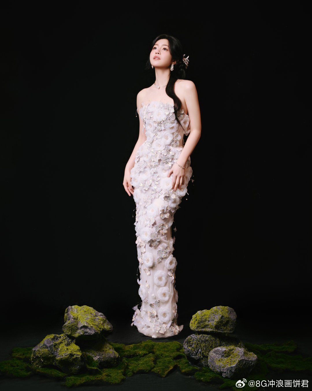 春日为信，生长为约🌱缎面抹胸长裙裹挟清新绿意，把温柔与力量一同浇灌，在时光里野