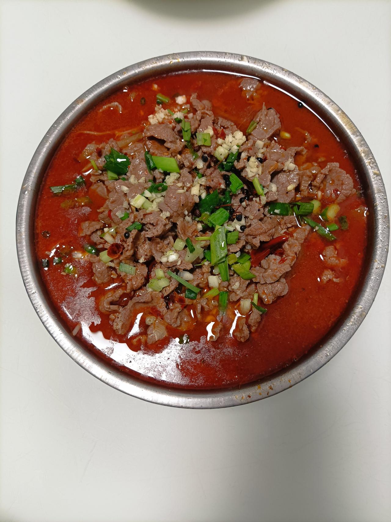 今天吃了什么热乎的昨天晚上吃了儿子做的水煮牛肉片，太热乎了，又麻又辣，吃得头上冒