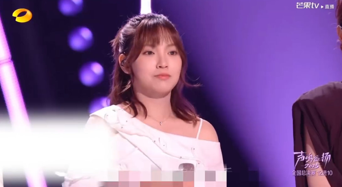 某音综评审强行端水声鸣远扬直播 离谱操作+1！大众媒体一致认可陈佩贤，评委硬要“