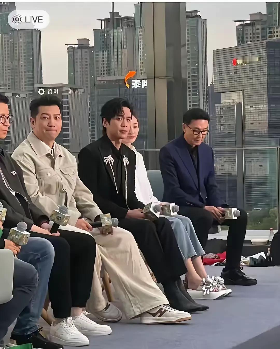 张若昀的切尔西好娇俏啊！[捂脸]这鞋头尖成这样，得多小的脚才能塞进去啊？
不过这