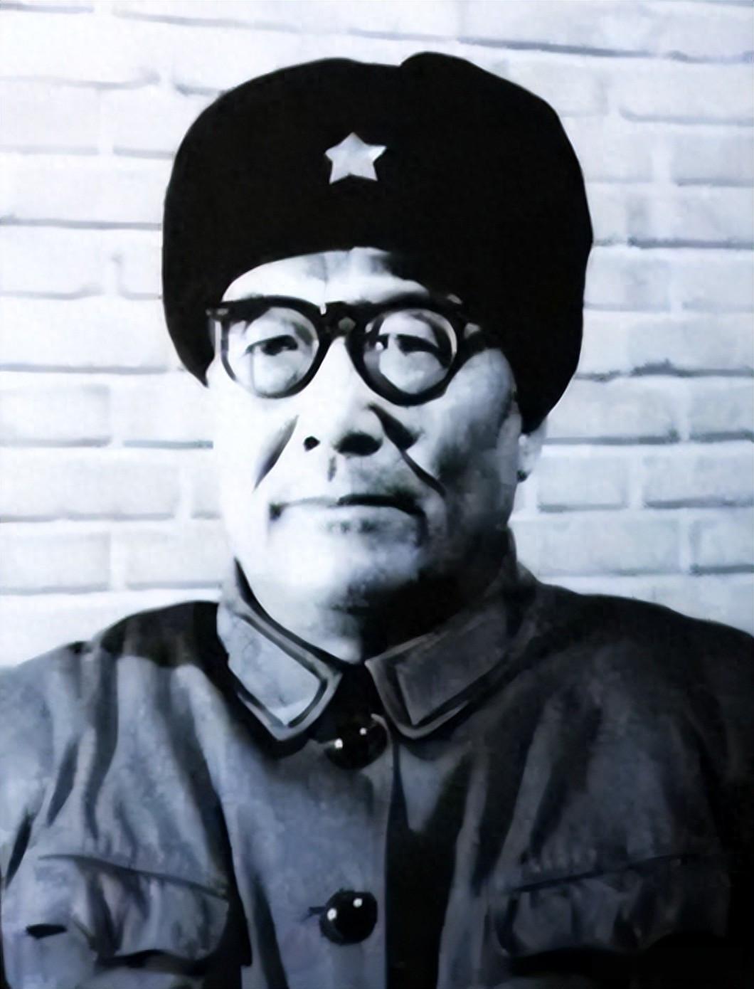 1948年，红色特工韩练成潜伏身份不慎暴露，蒋介石一封密令让张治中处置了他，张治