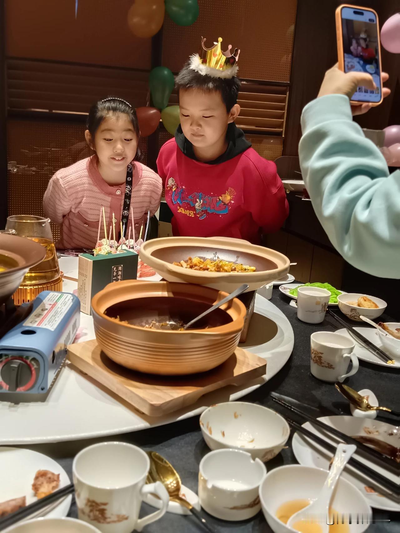 今天是我的小孙子十岁生日。孩子长得真快，十年他出生那天，我骑电动车来回从家到医院