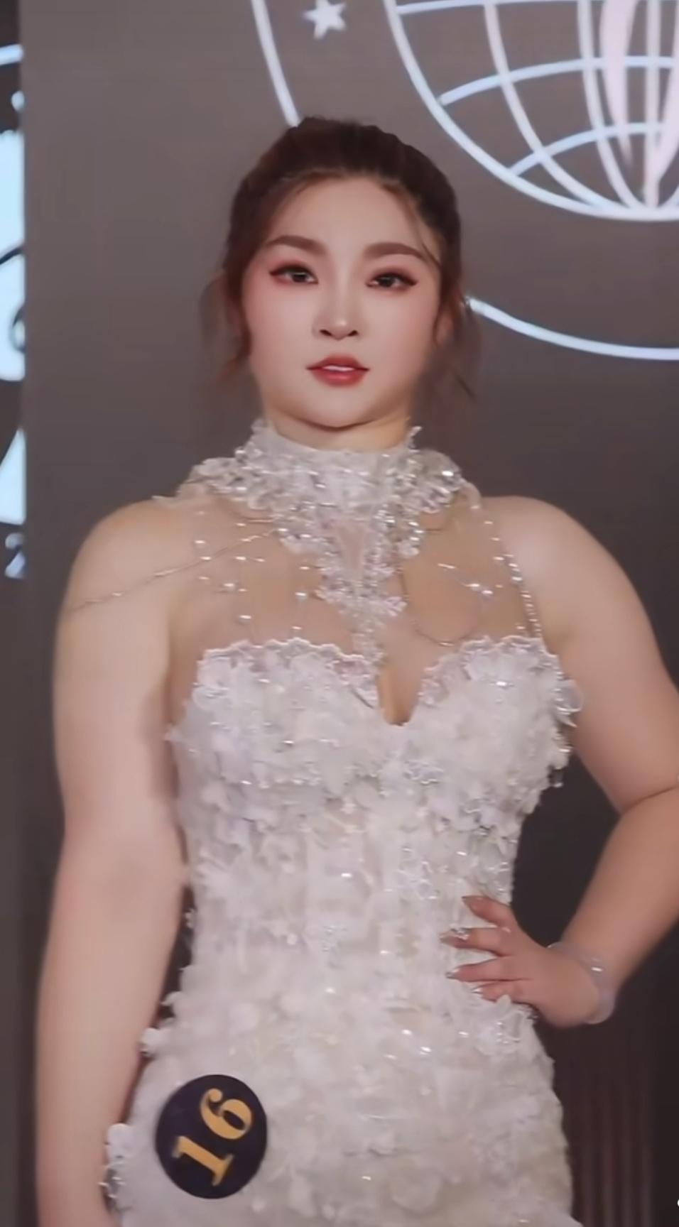 网上都在传那个“肉嘟嘟”的女生拿了2025环球小姐中国区“最佳身材奖”，这图一出