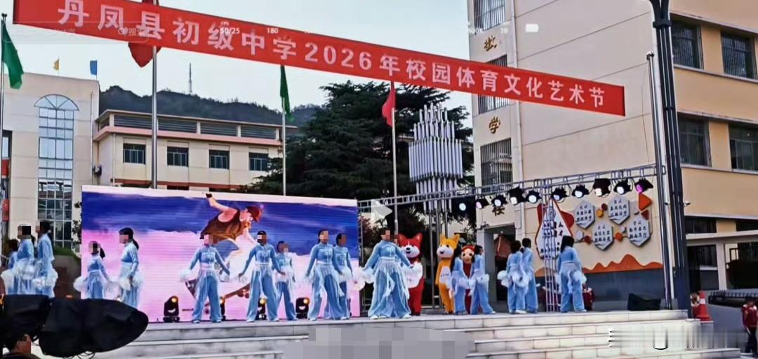 有些家长就不能给自己的孩子做个好榜样吗，衣服脏成这样还要退给商家，近日，陕西省商