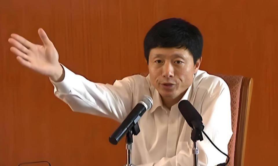 艾跃进曾提出了一个深刻的问题：“让工人下岗，还要人家从头再来，你们为什么不从头再