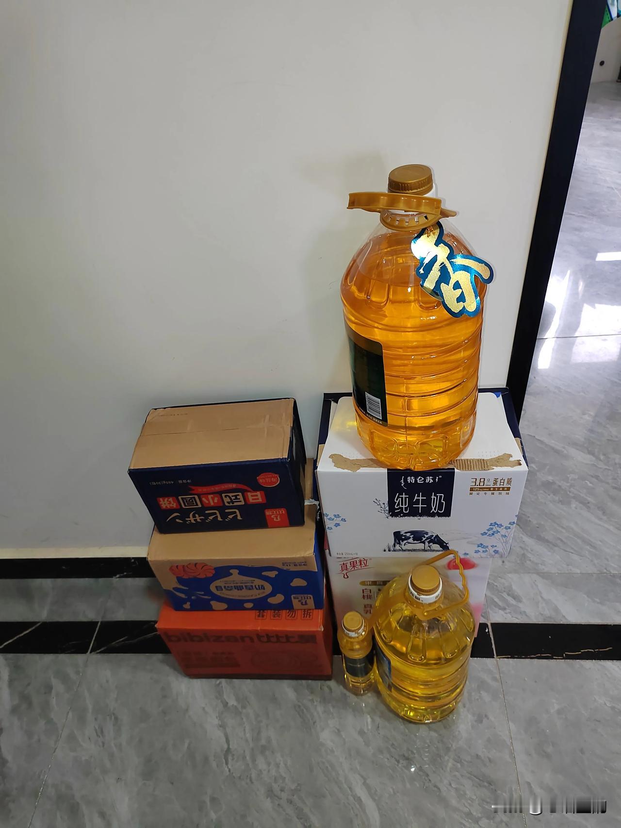 儿子谈了女朋友，准备年前第一次上门，到女方家。五个礼盒两桶油，礼物都是儿子自己挑