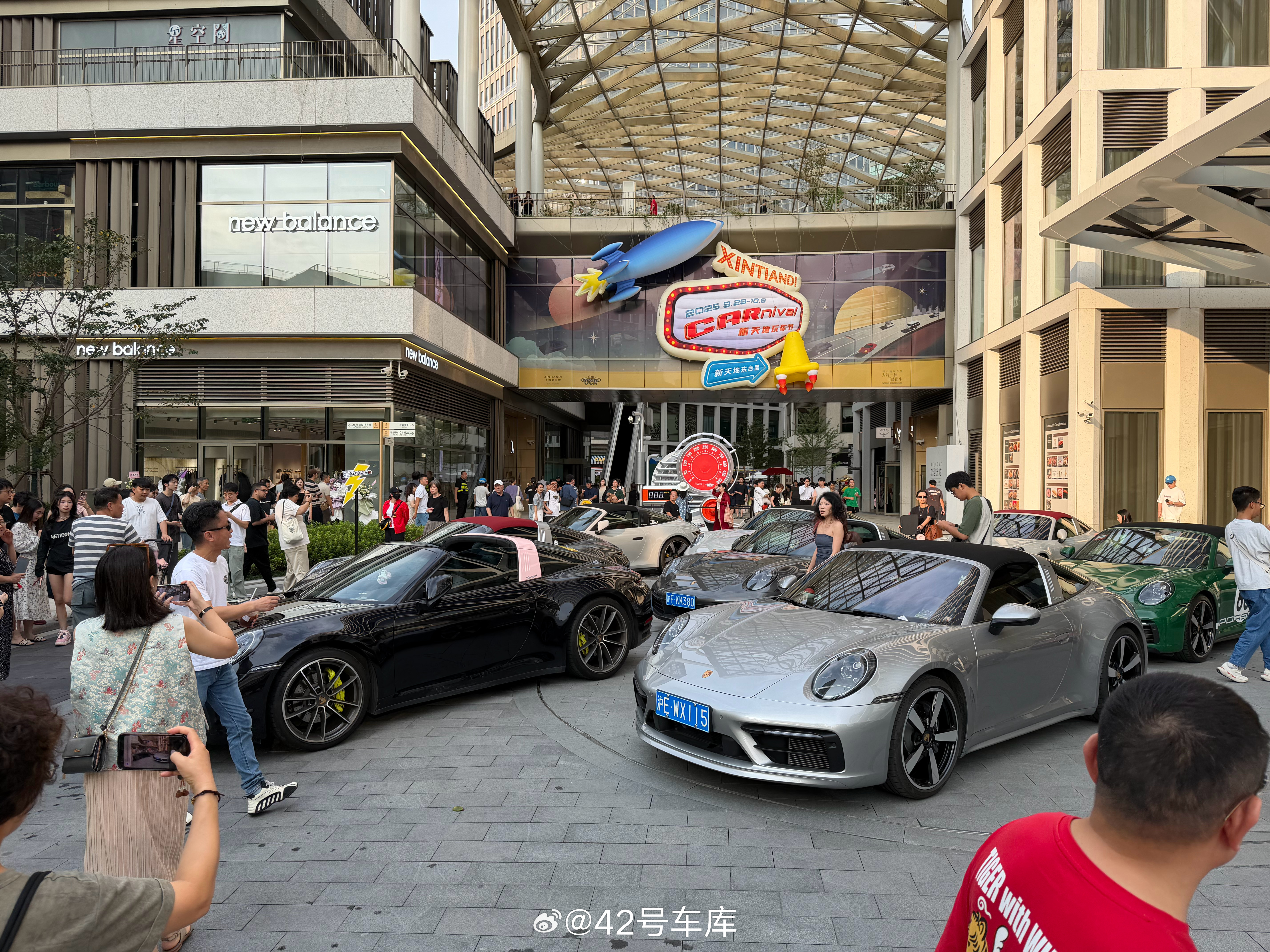 国庆假期第二天，竟然上海的街头一次见这么多 911 Targa，还第一次见到带 